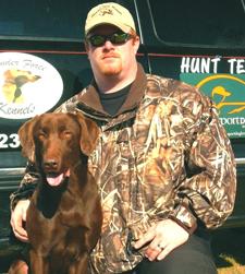 Chris a 12 ans d'expérience dans le dressage de chiens et plus de 20 ans d'expérience combinée dans l'entraînement de retrievers et la chasse. Il travaille principalement avec des Labradors, des Goldens, des Chessies, des Spaniels et quelques races de chiens d'arrêt. Il est membre de l'Association des Dresseurs Professionnels de Retrievers, du Club de Retrievers de Chasse, de Delta Waterfowl et de Ducks Unlimited.