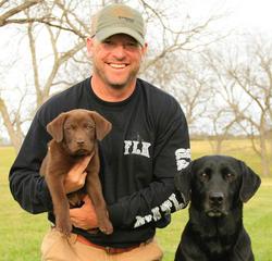 Chris et sa femme Eileen sont les propriétaires exploitants de Flatlander Kennels dans l'ouest du Nebraska. Il dresse des chiens depuis plus de 20 ans et est devenu un professionnel à temps plein en 2000. Flatlander Kennels est spécialisé dans le dressage de retrievers pour la chasse, les tests de chasse HRC et AKC et les compétitions sur le terrain occasionnelles. Chris...