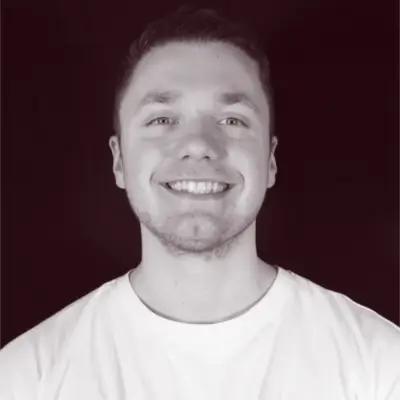 Armin Miranda, Business Development Manager at METYCLE; person wearing a white shirt in front of a black background, smiling and looking straight to the camera, with short dark hair