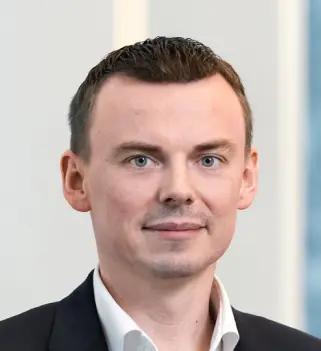 Rafael Suchan, co-founder of METYCLE; person wearing a dark suit and a white shirt in front of a light background, looking at the camera directly with short dark hair