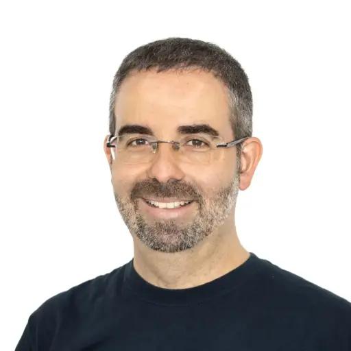 Yeray Rodriguez, Senior Frontend Engineer for METYCLE via Edata Consulting; person wearing a black t-shirt in front of a white background, looking directly to the camera and smiling, with glasses, a beard and short dark hair