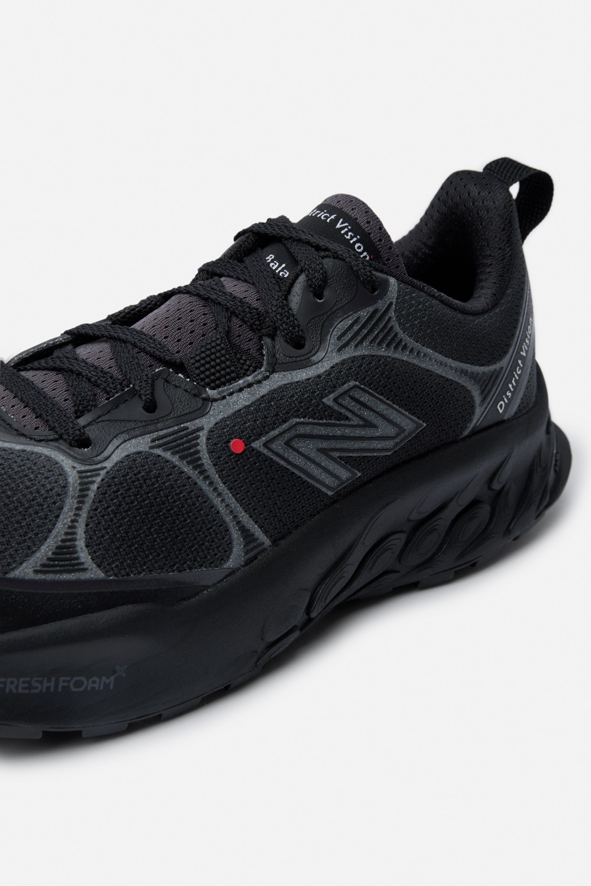 DV + NB Hierro v8 Trail Shoe, Black