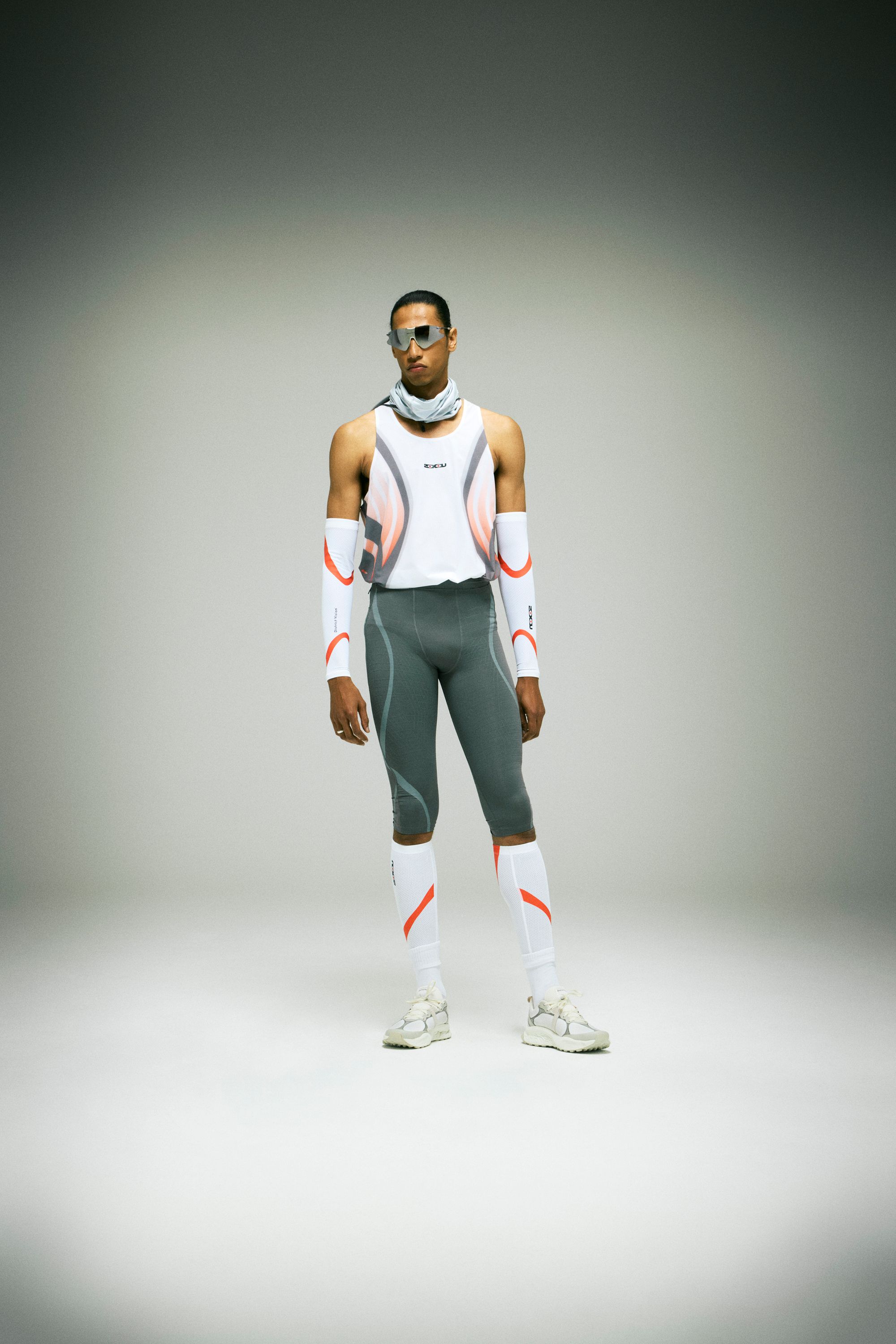 DV + 2XU Ultralight Singlet, White/Heat Visions