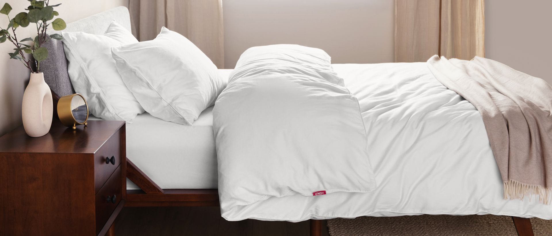 White Endy Duvet on a bed in a minimalistic bedroom
