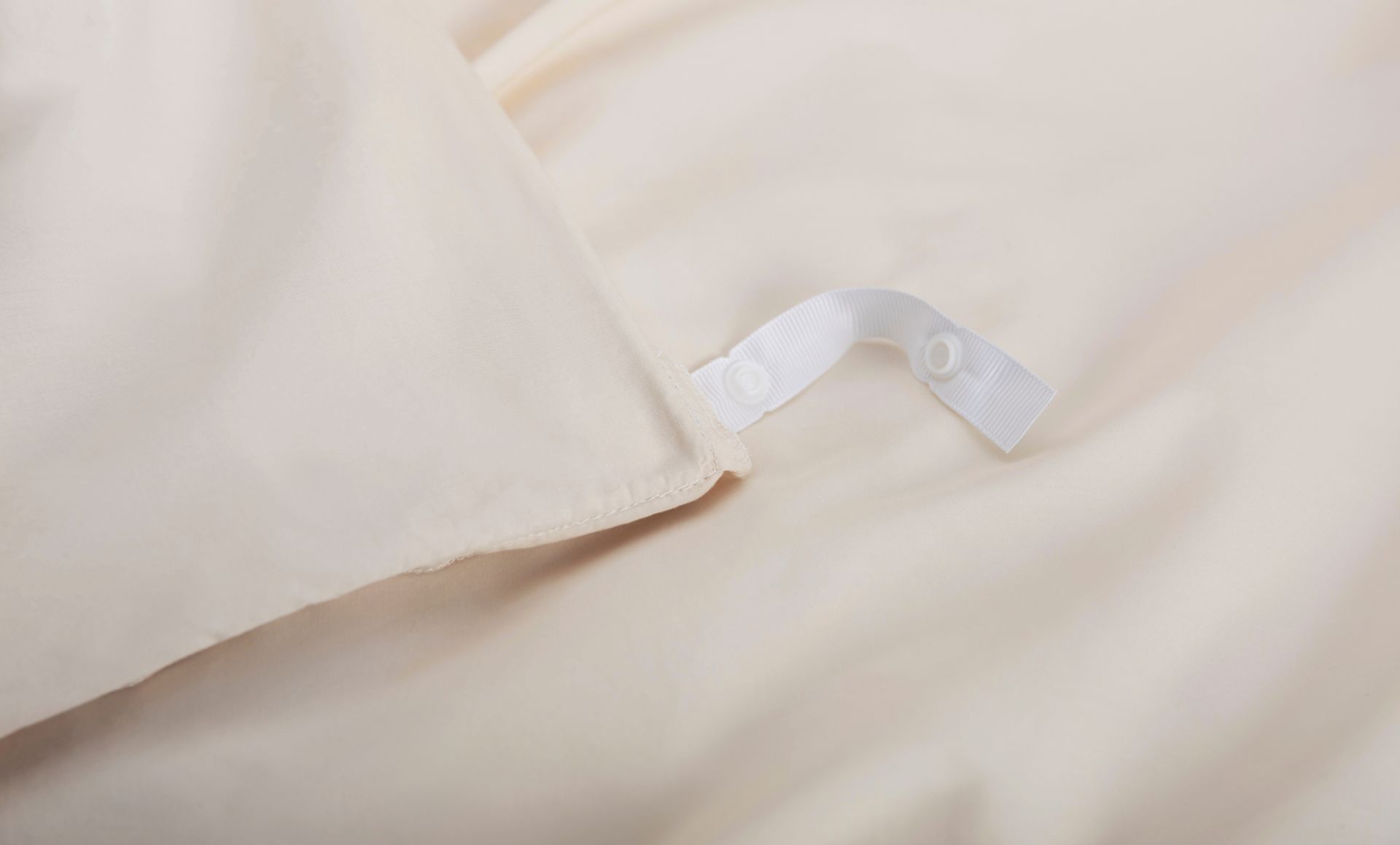Endy Organic Cotton Duvet Cover (Percale) in Soft Cream colourway showing corner loop detail for Endy Duvet snap feature.