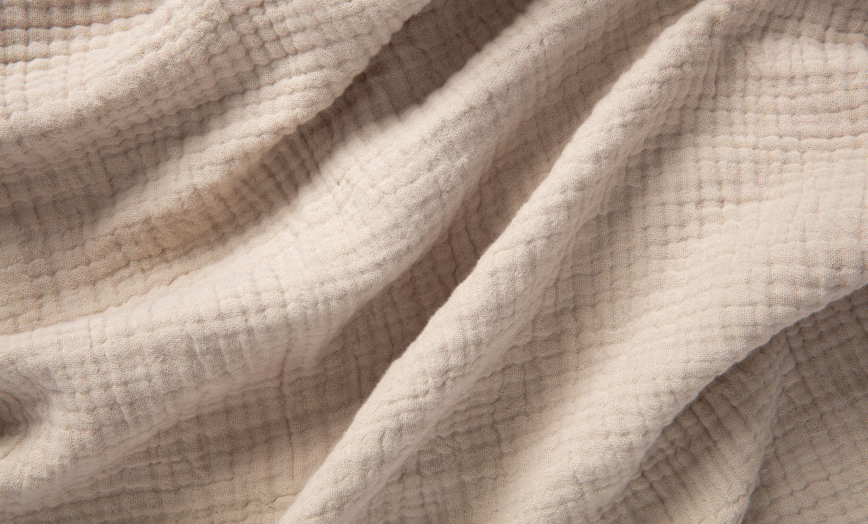 The Endy Muslin blanket in Sandbanks Colourway