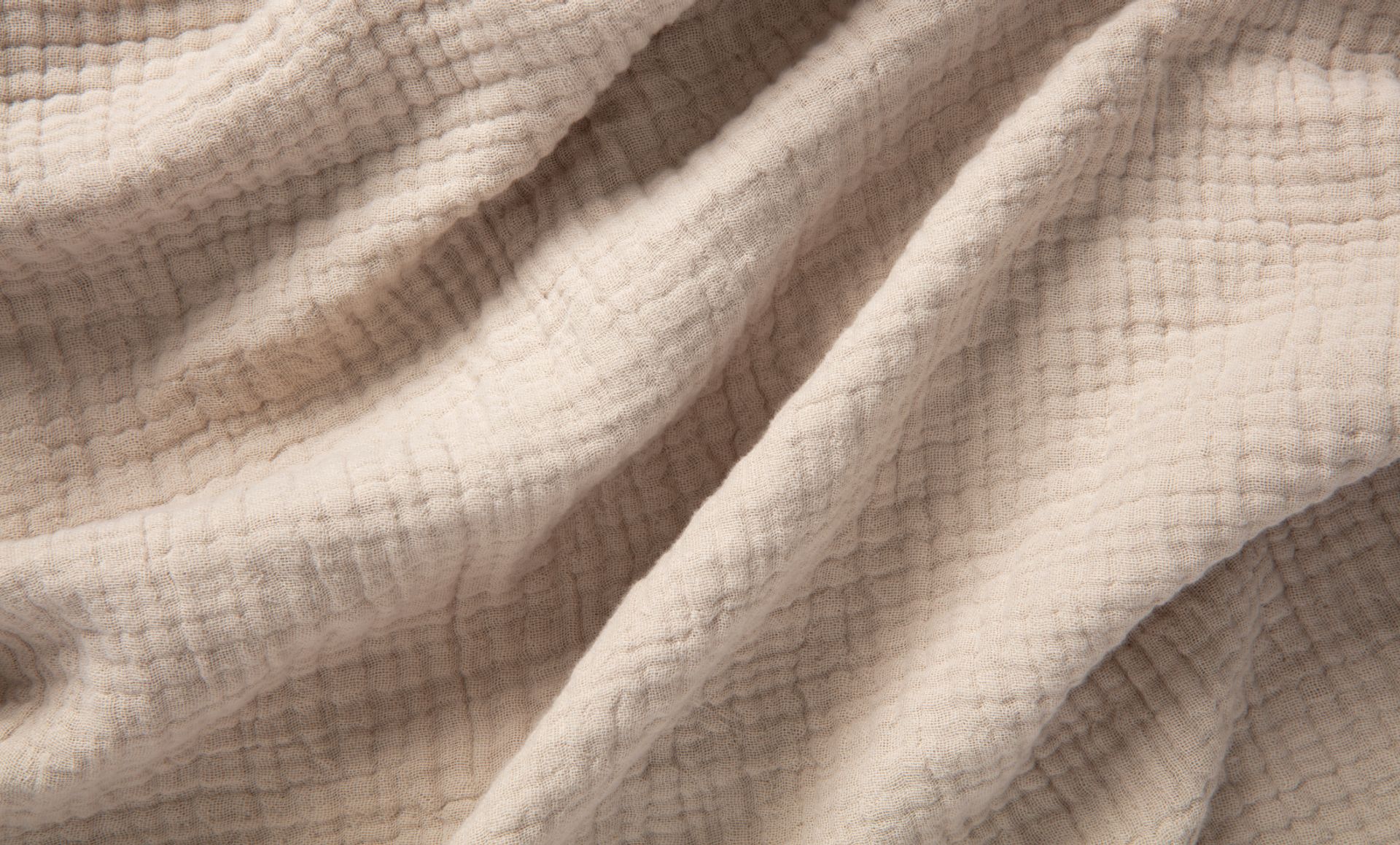 The Endy Muslin blanket in Sandbanks Colourway