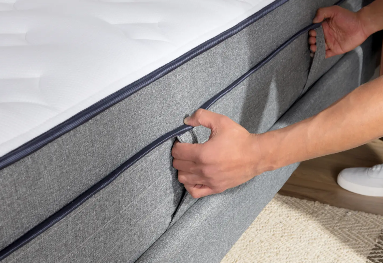 Détail de la housse du matelas hyrbide Endy mi-ferme.