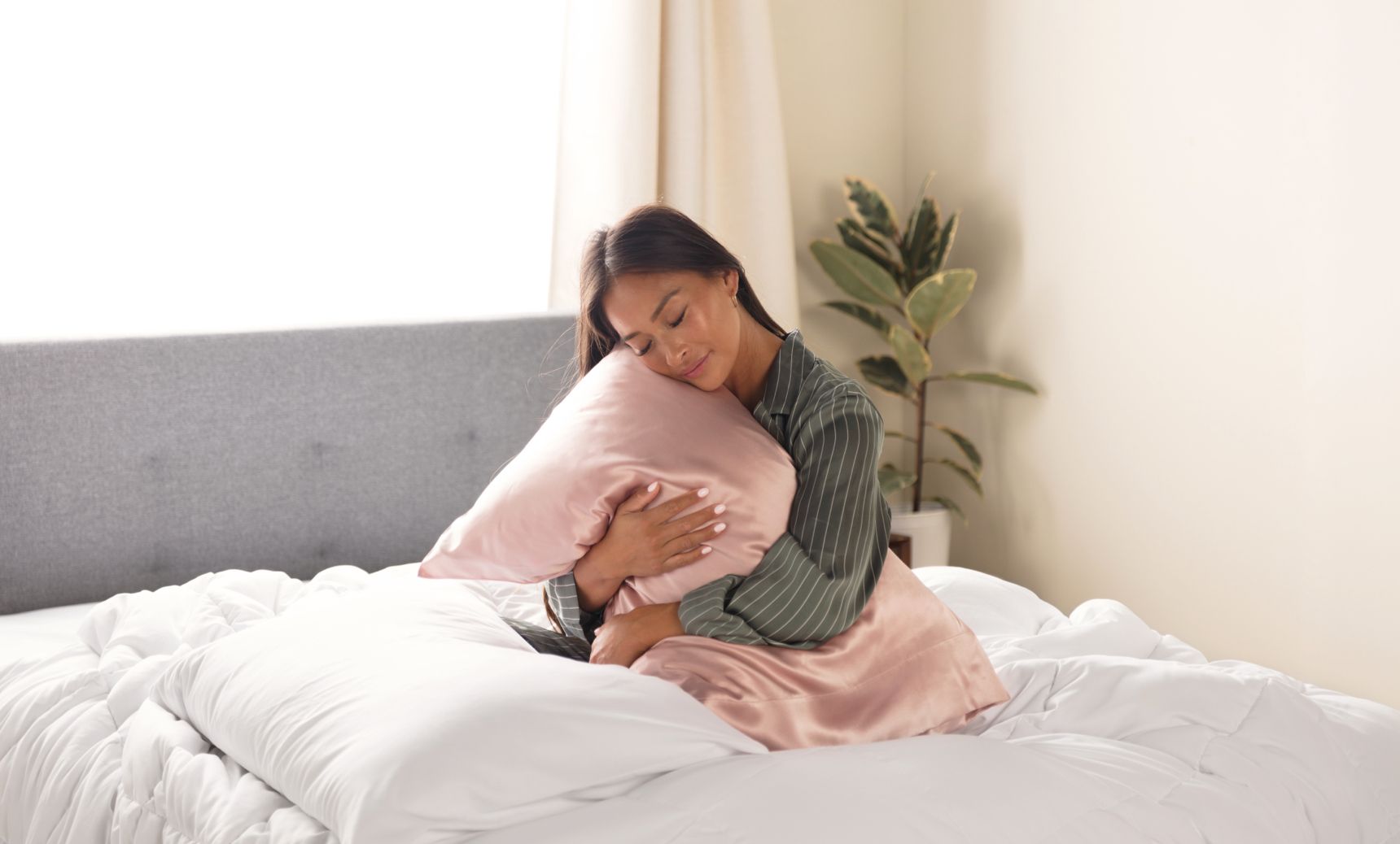 The Endy Silk Pillowcase in Cherry Blossom colourway