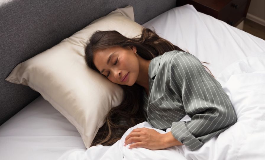 The Endy Silk Pillowcase in Moonlight Beige colourway