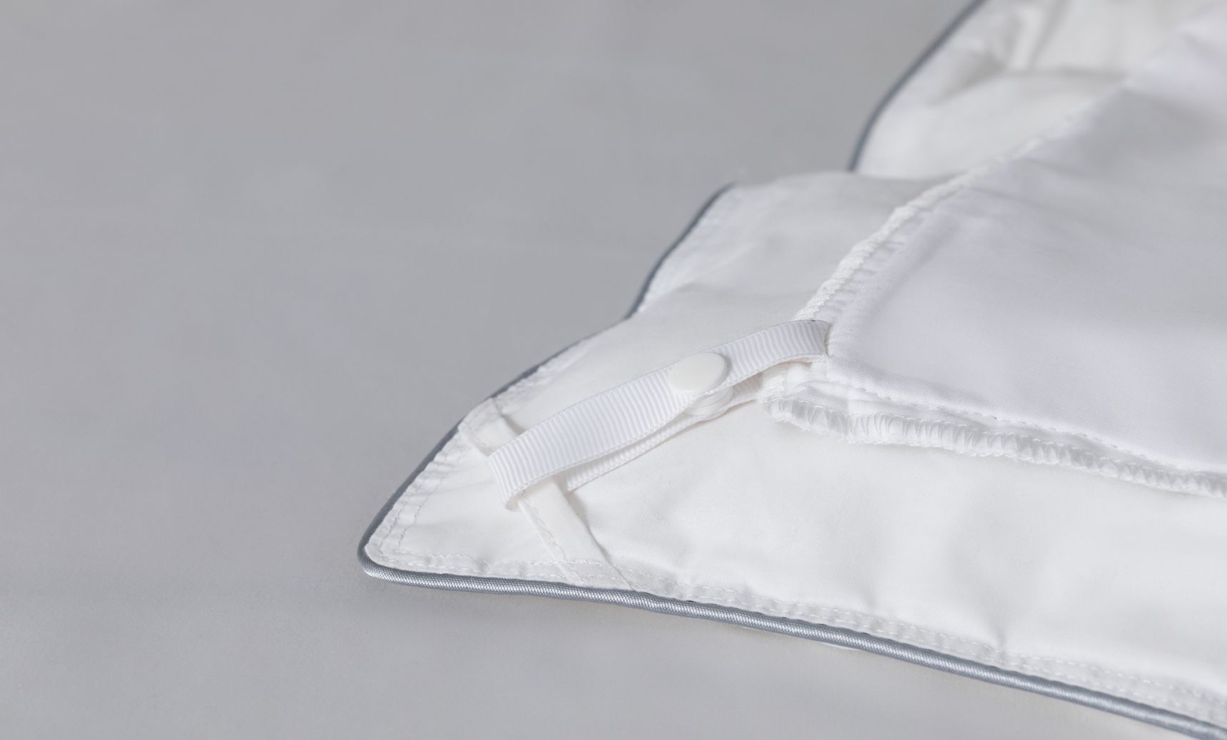 Endy Organic Cotton Duvet Cover (Sateen) showing corner loop and snap fastener.
