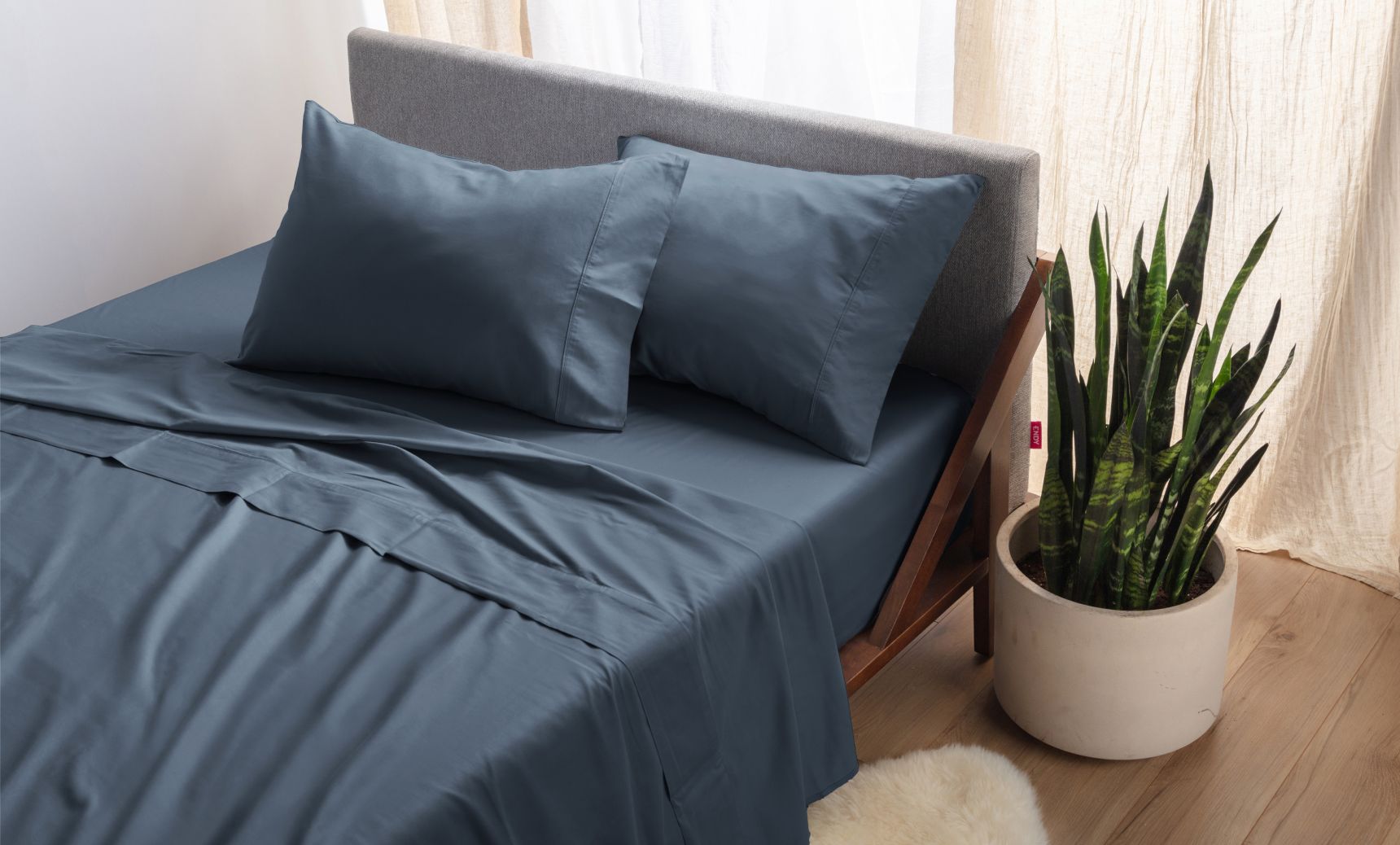 Endy Organic Cotton Pillowcase Cover (Percale) in Midnight Navy colourway.