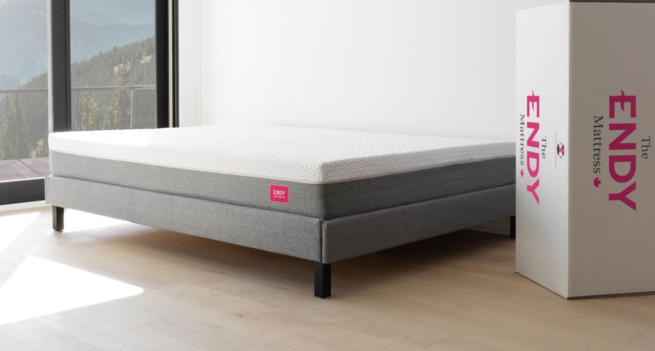 Matelas Endy sur le base de lit plateforme.