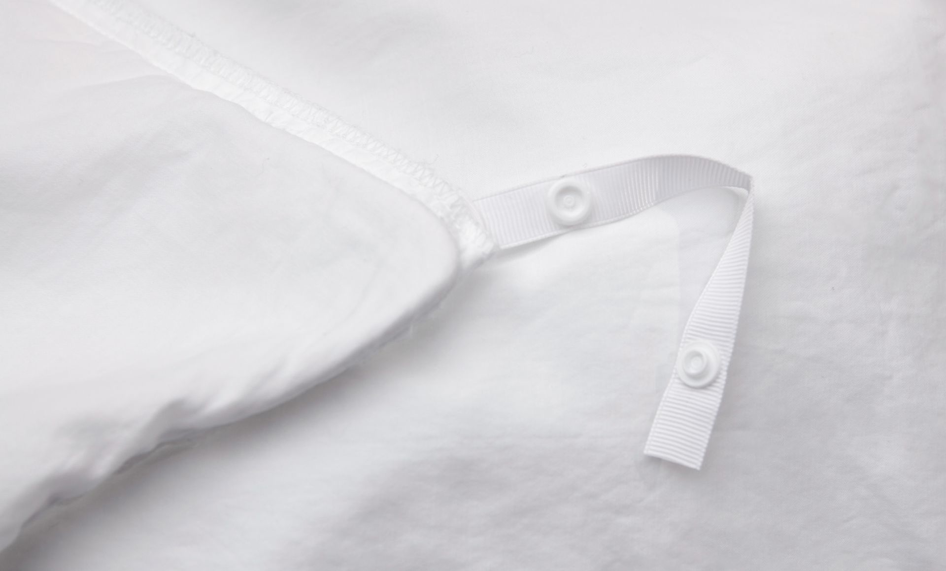 Endy Organic Cotton Duvet Cover showing corner loop detail for Endy Duvet snap feature.