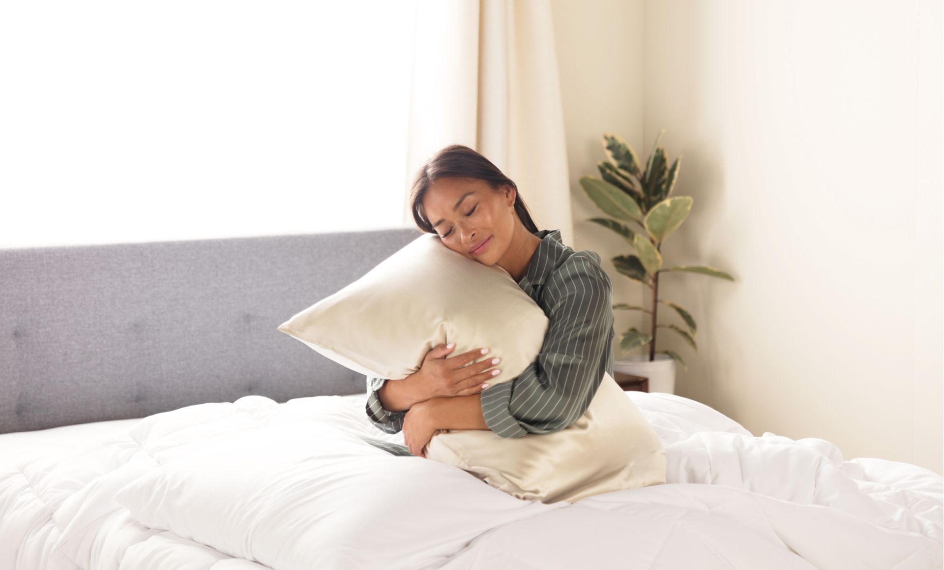 The Endy Silk Pillowcase in Moonlight Beige colourway