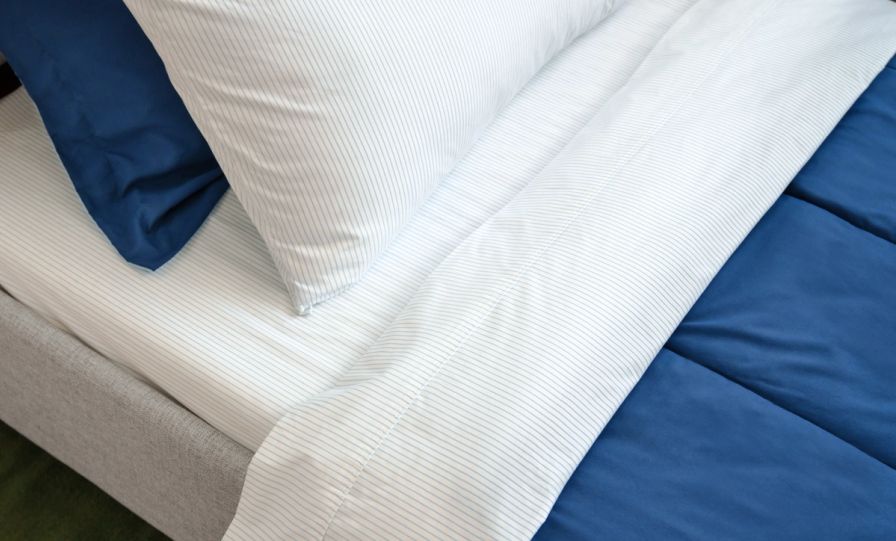 The Endy Petit Sheet Set in Chambray-stripes