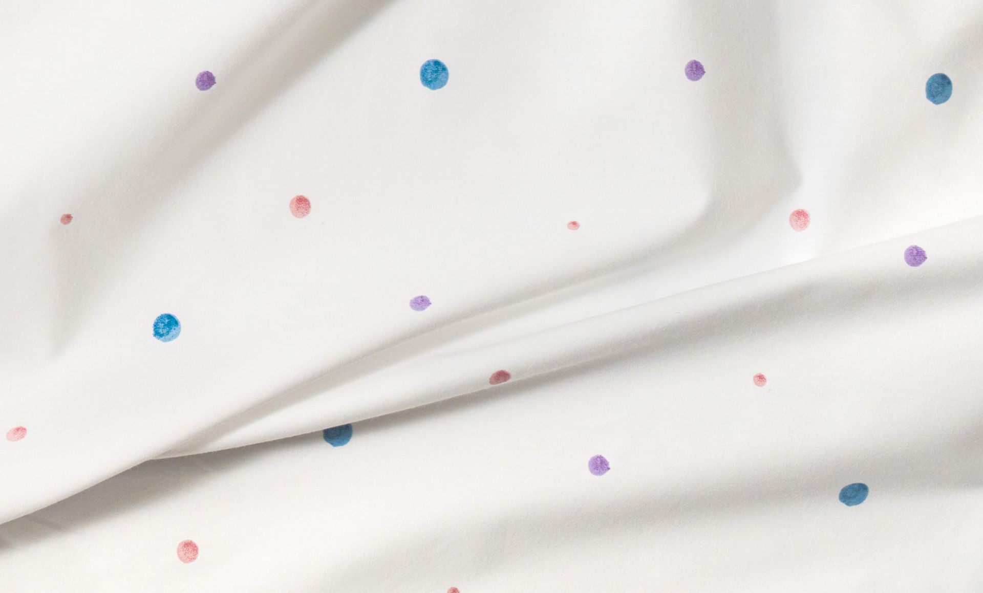 The sheet set with watercolor dots patterns