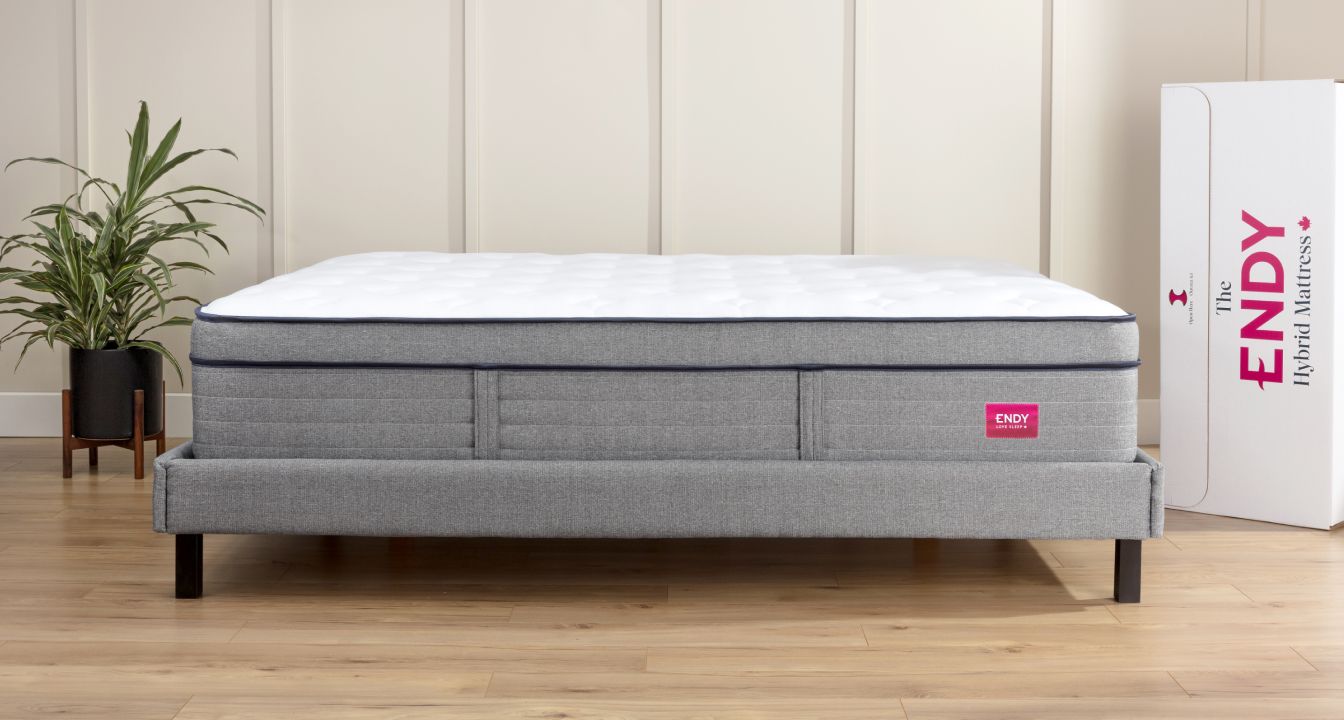 Le matelas hybride Endy sur le base de lit plateforme.