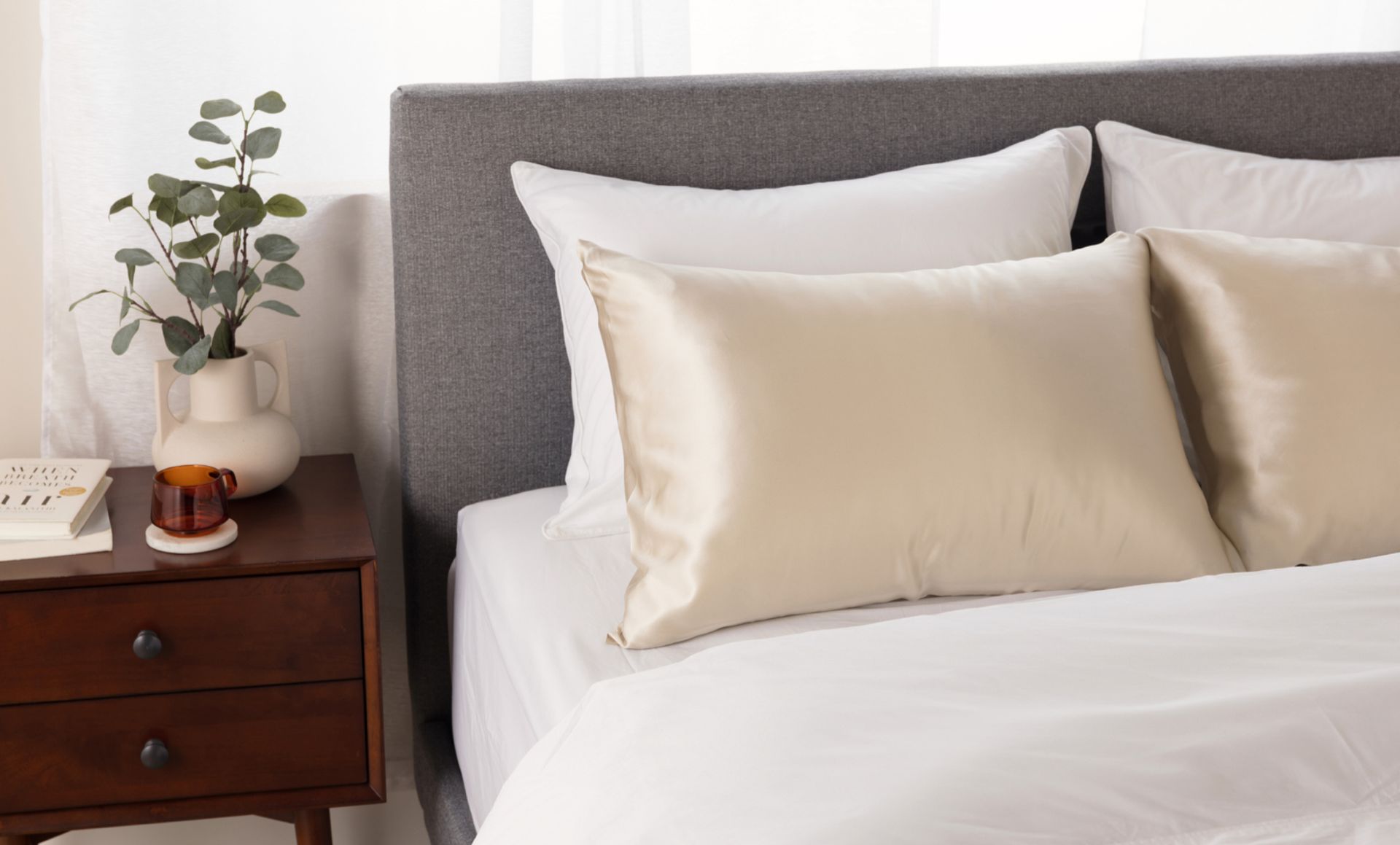 The Endy Silk Pillowcase in Moonlight Beige colourway