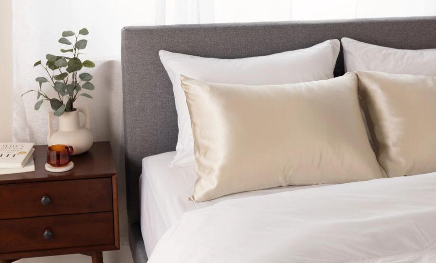 The Endy Silk Pillowcase in Moonlight Beige colourway