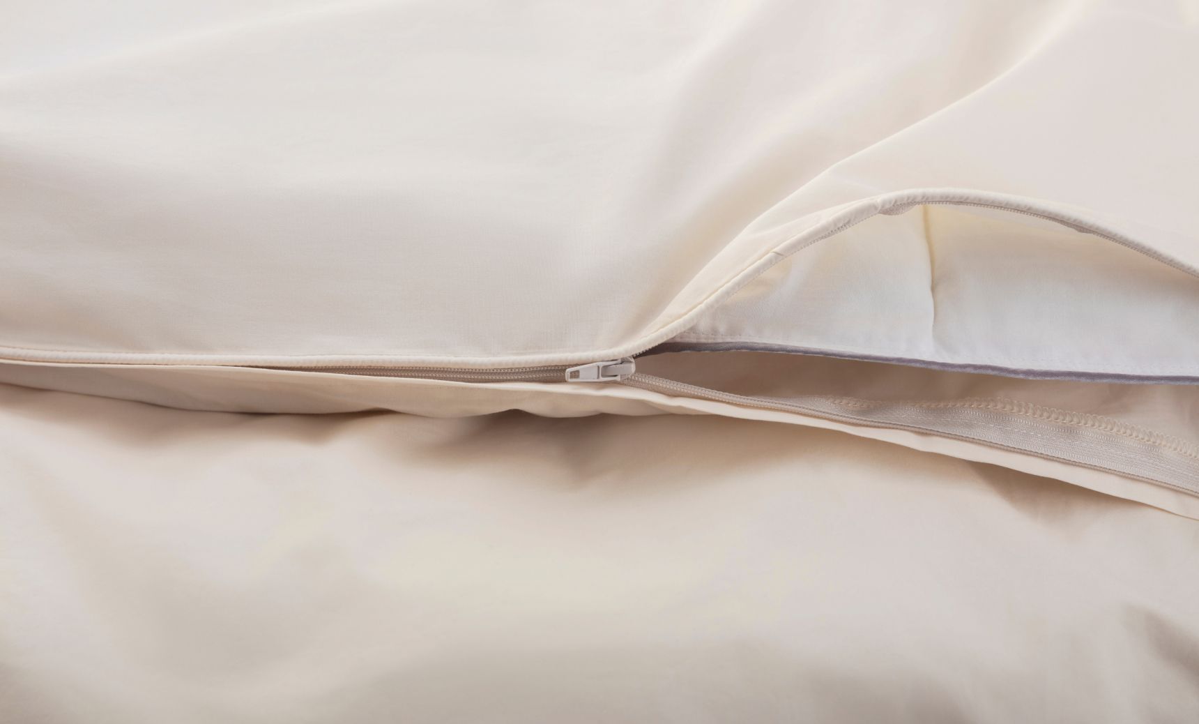 Endy Organic Cotton Duvet Cover (Percale) zipper in Soft Cream colourway.