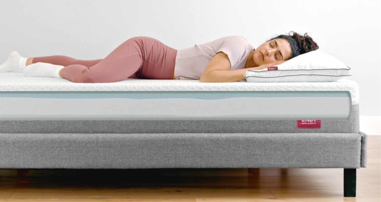  Image of a woman lying on her side in bed