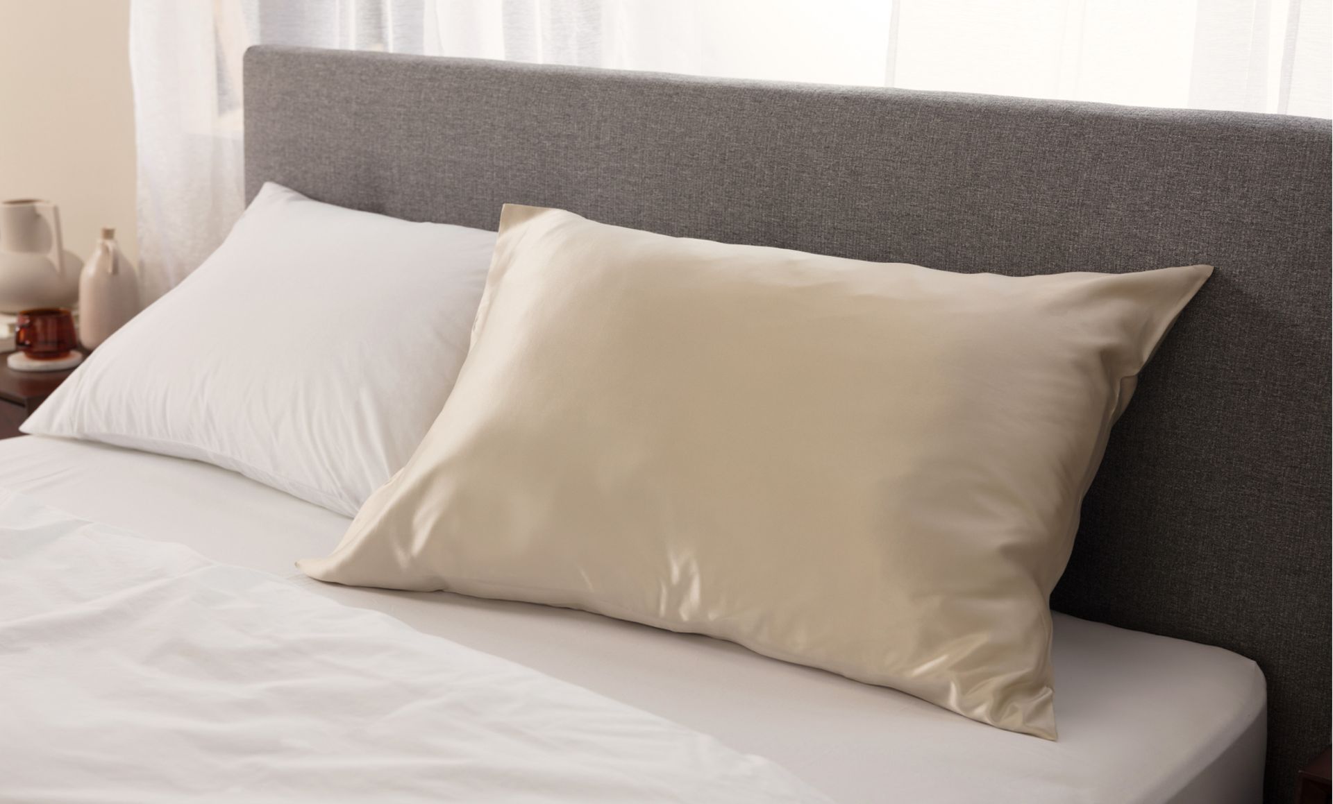 The Endy Silk Pillowcase in Moonlight Beige colourway
