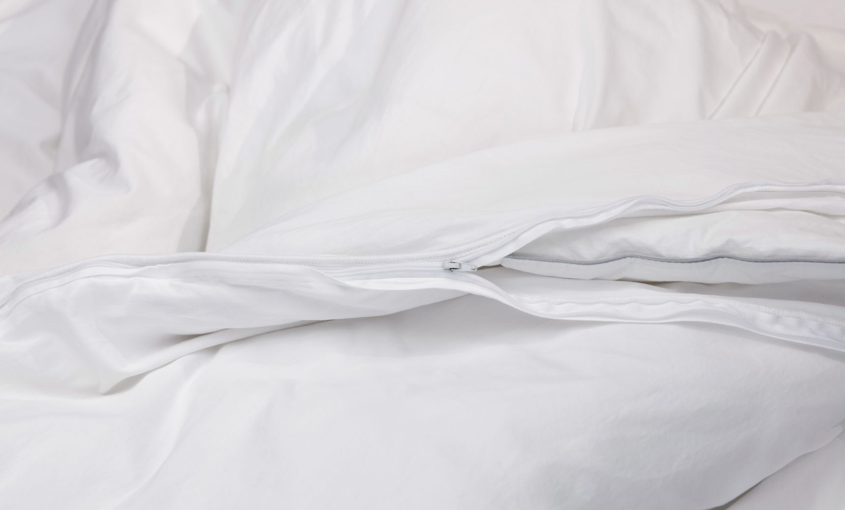 Endy Organic Cotton Duvet Cover (Percale) zipper in Alpine White colourway.