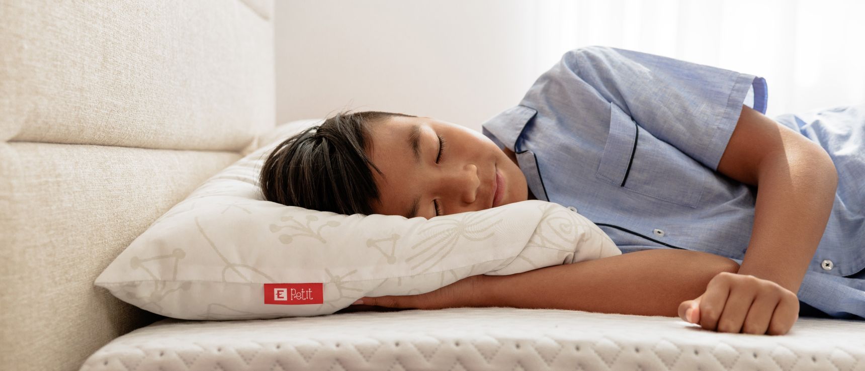 Young boy sleeps peacefully on an Endy Petit pillow