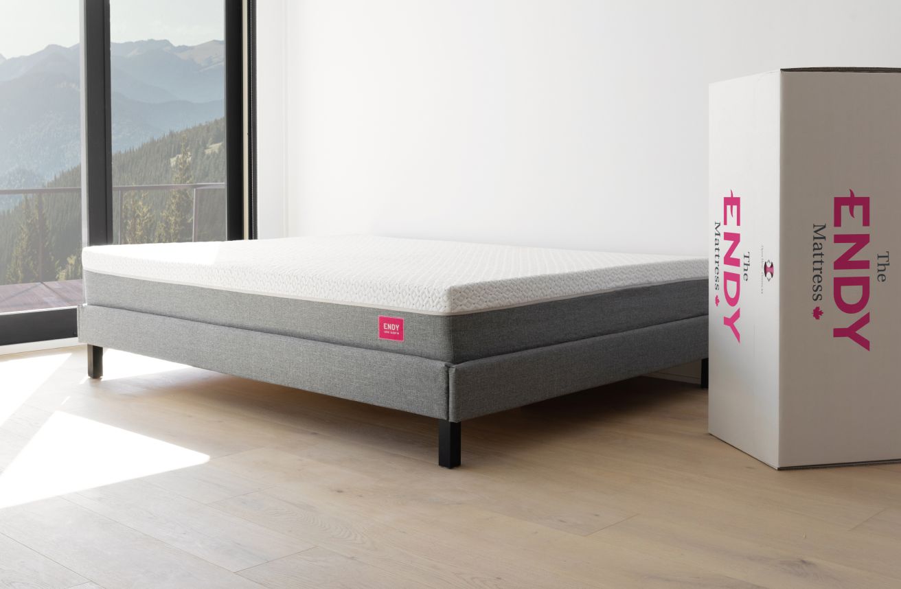 Matelas Endy à côté de la boîte