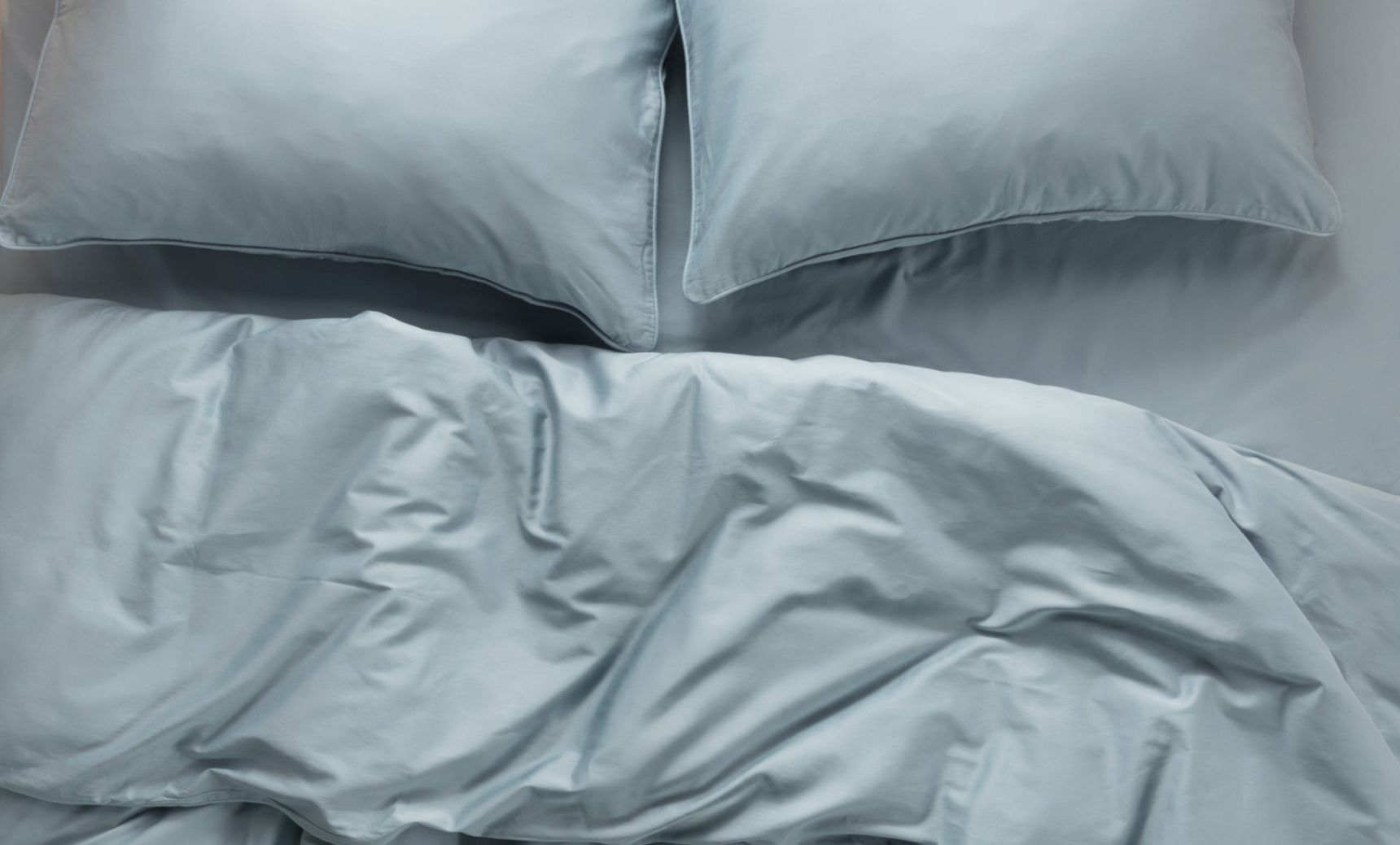 Top view of an Endy bed with cool blue duvet and pillows