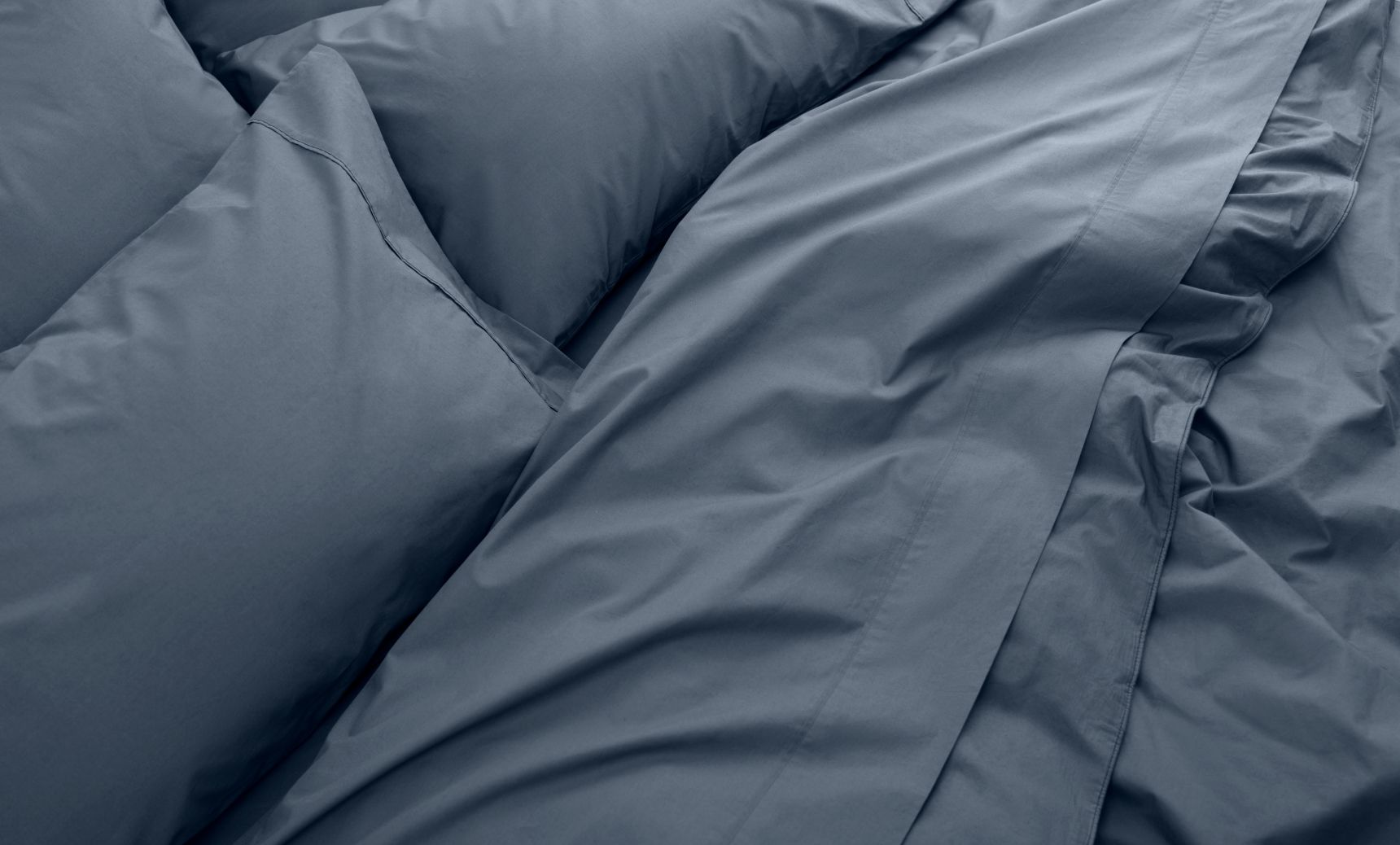 Endy Organic Cotton Pillowcase Cover (Percale) in Midnight Navy colourway.