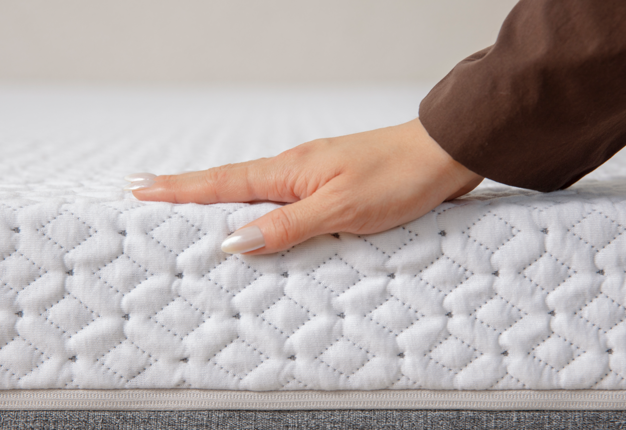 Main montrant l’enfoncement du matelas Endy version mi-ferme.
