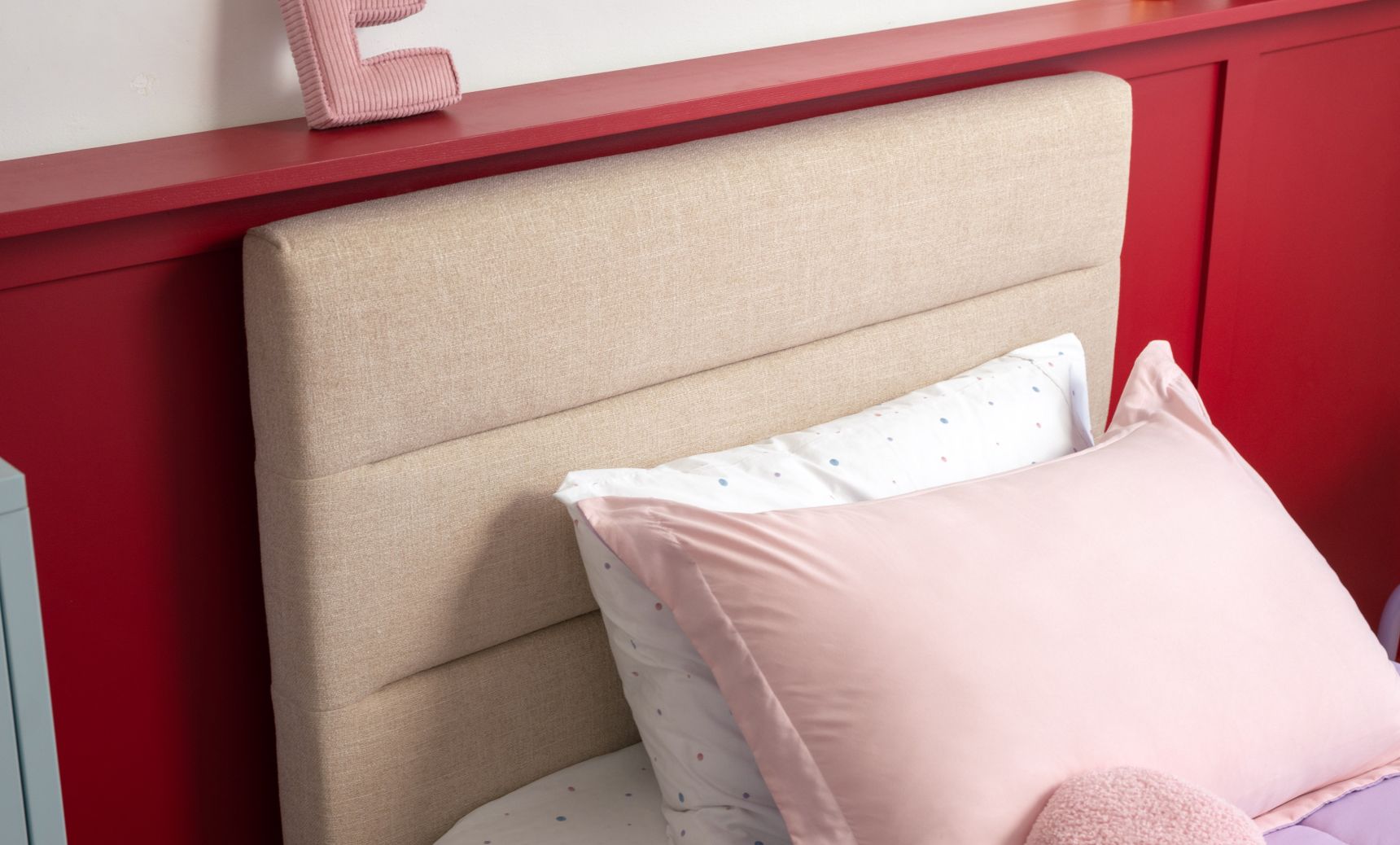 Showing horizontal channels on the upholstered headboard for alabaster colourway.