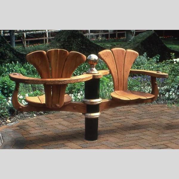 Revolving Kissing Seat