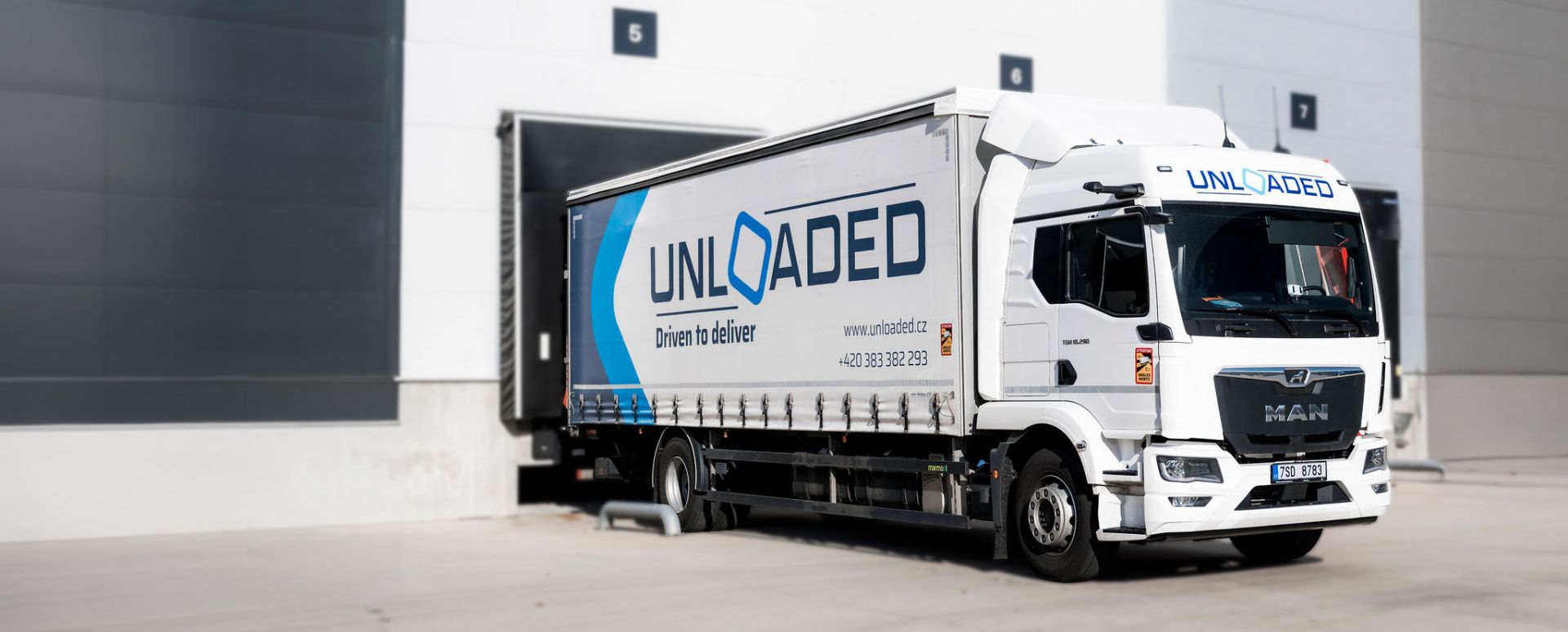 Nákladní vůz Unloaded u nakládací rampy