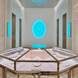 Louis Vuitton Ginza Namiki / AS Co. + Peter Marino Architect