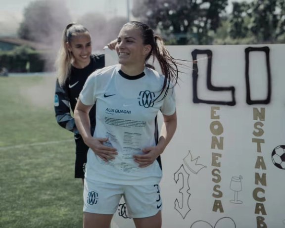 Como defender prints CV on shirt to highlight post-career difficulties for female players