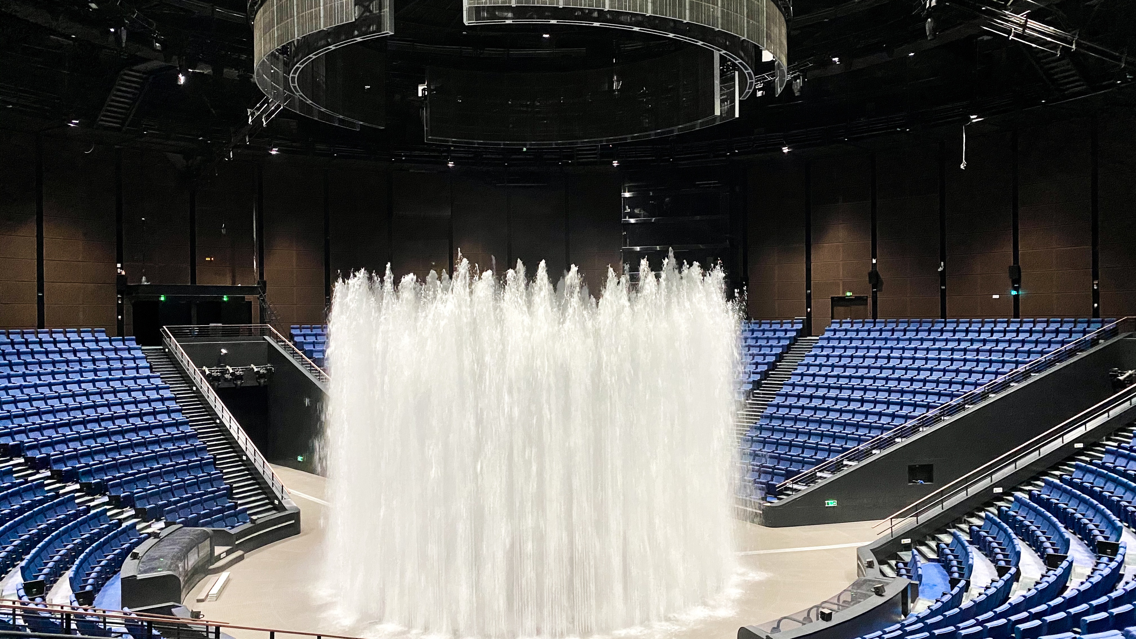 Water fountain in middle of a round theatre