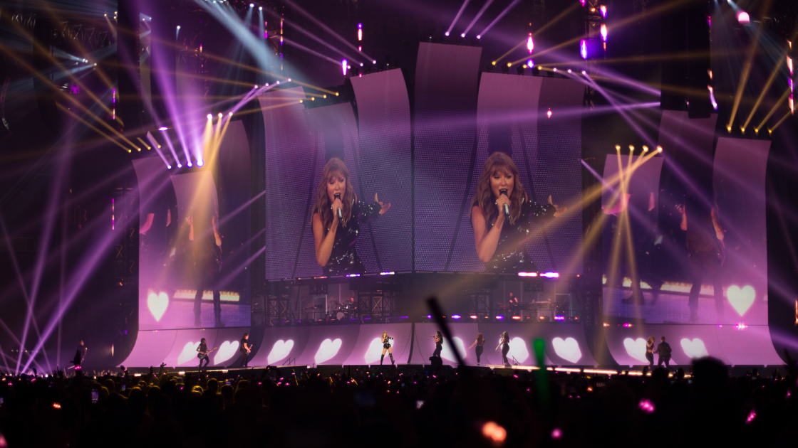 taylor swift's stage screens