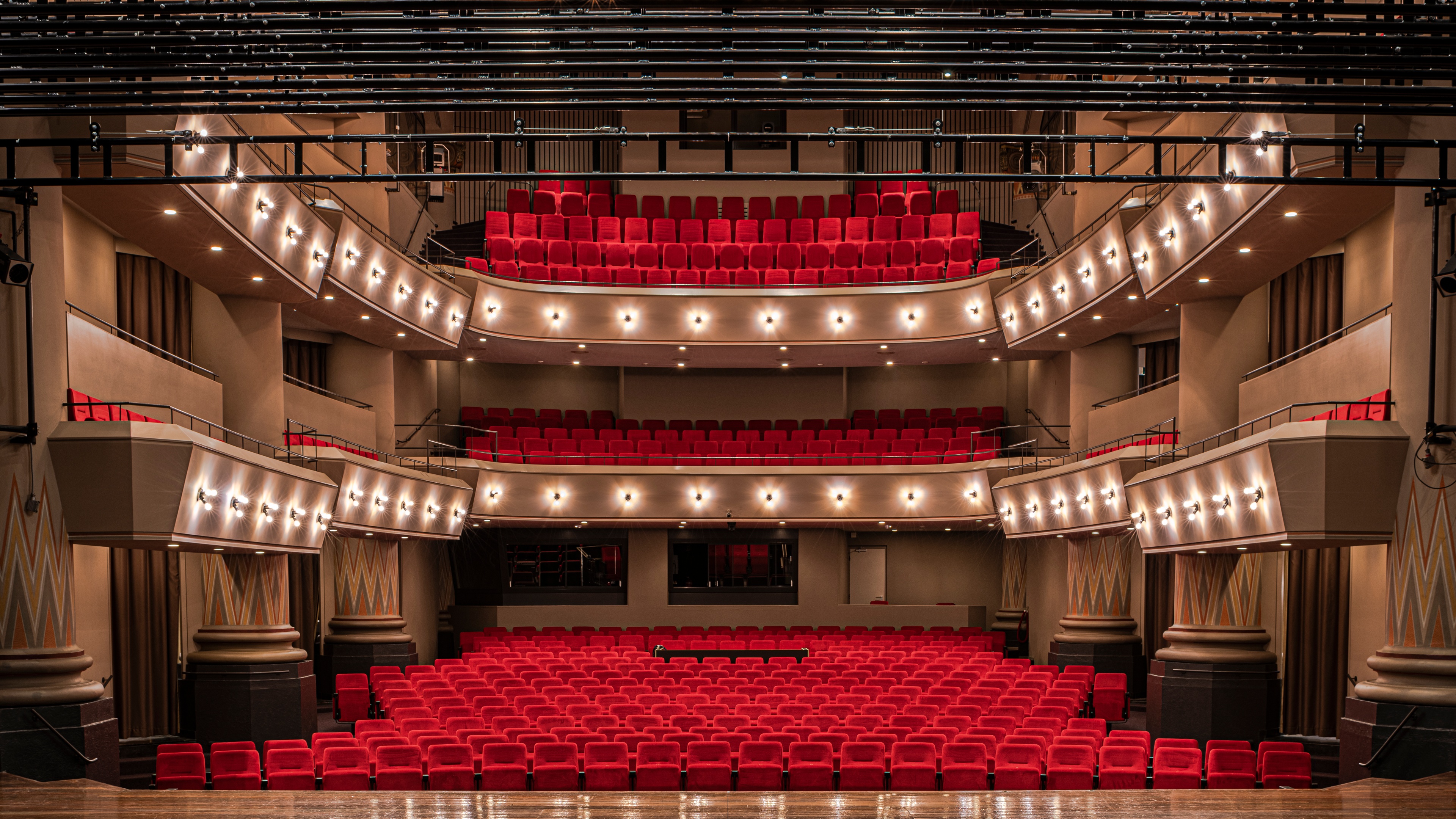 view from the stage of the Theater de Maagd looking at the orchestra and two balcony levels of seating