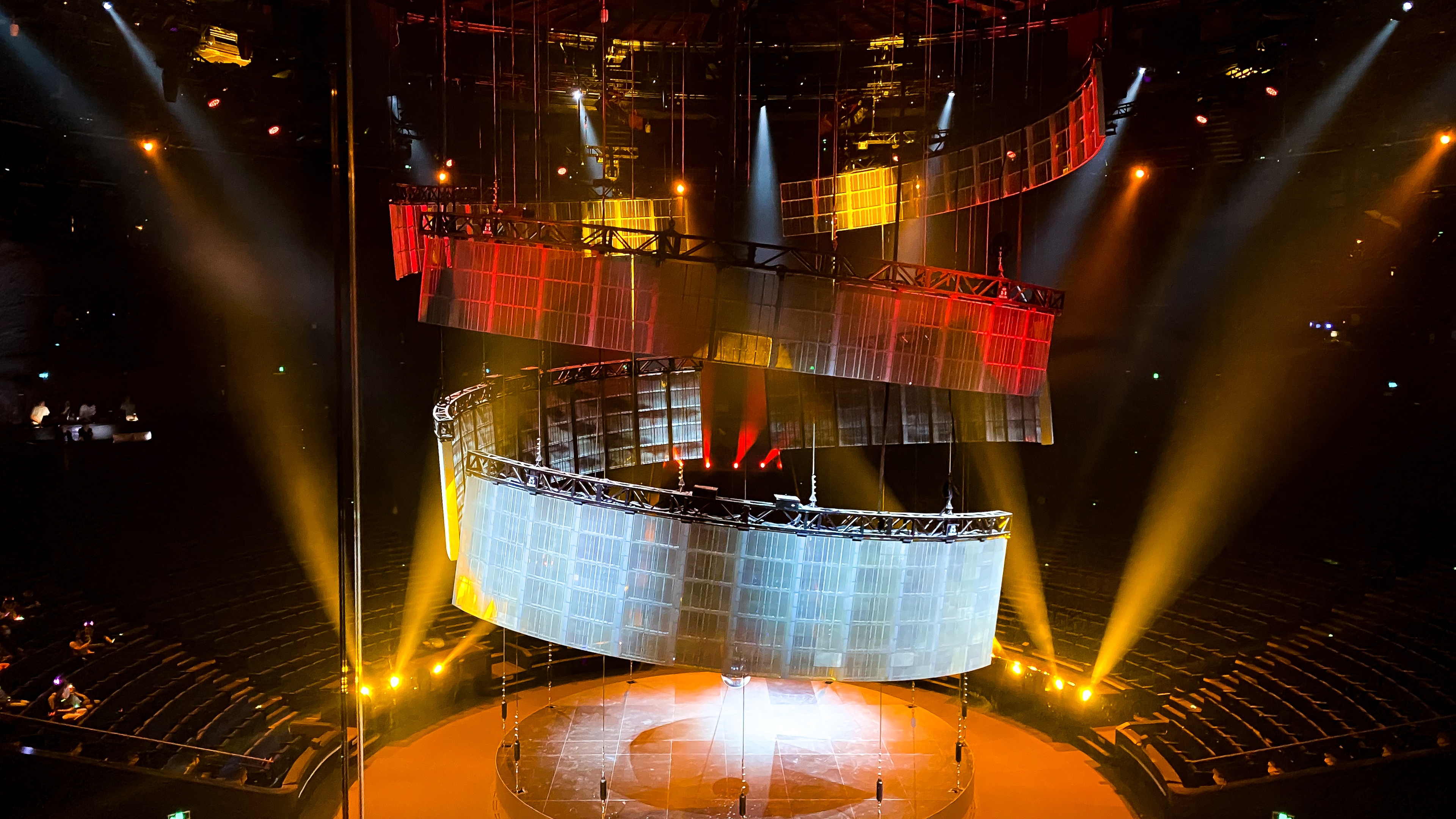 Huge spiral sculpture in the middle of round theatre with spot lights