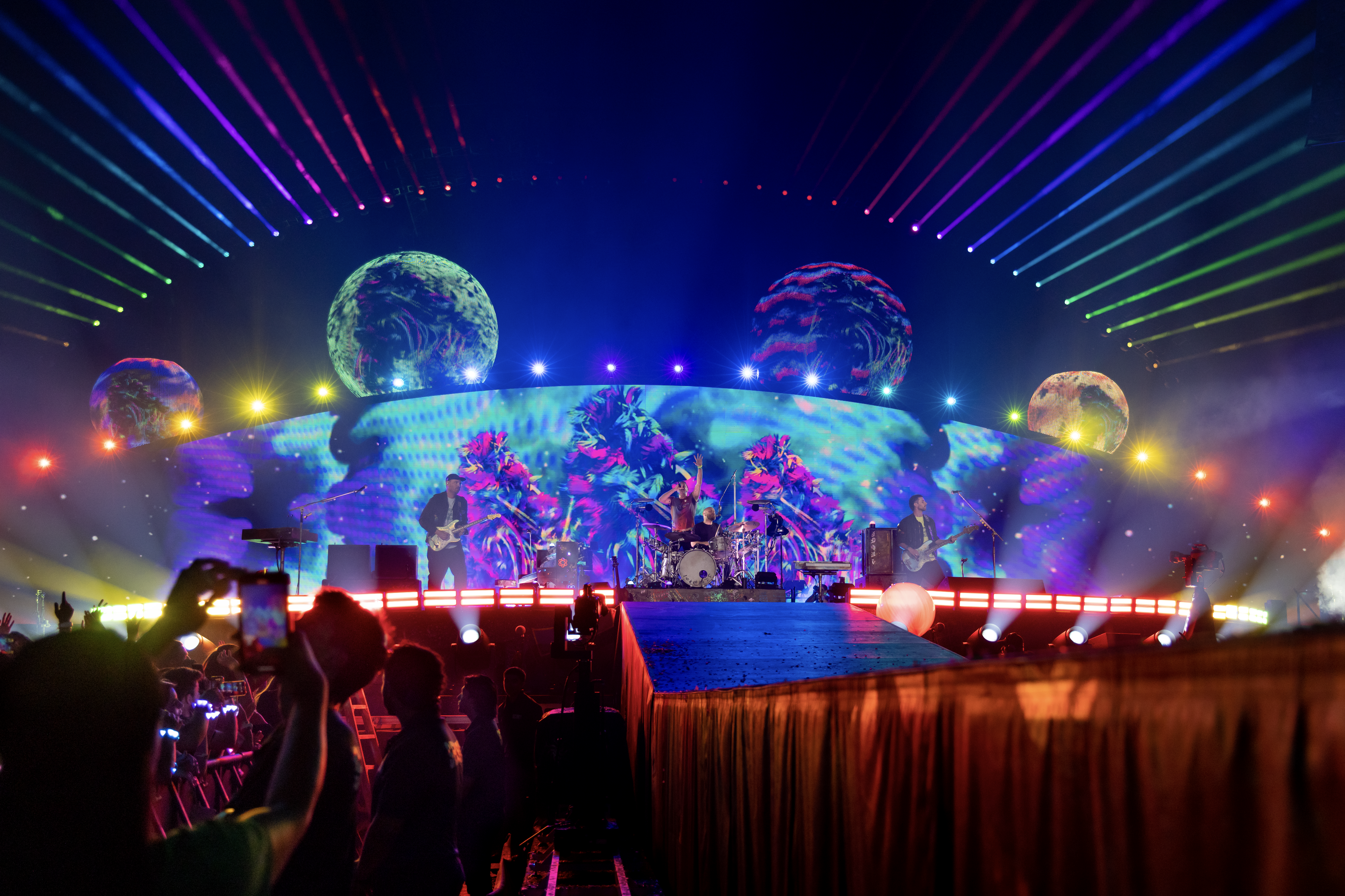 Coldplay runway to stage with psychedelic colors and visuals