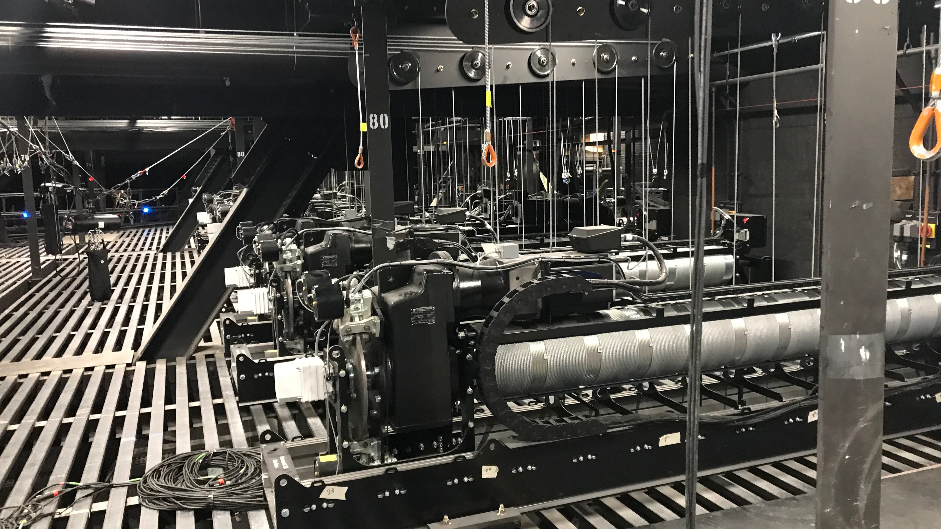 Set of winches and hoists