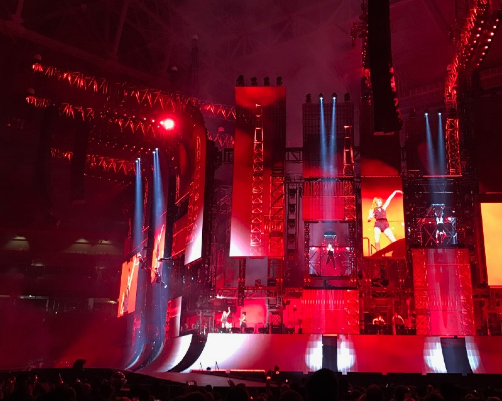 taylor swift's stage screens