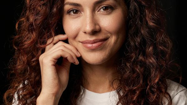 Conheça Zara Molina — A Nova AI Visual Thinker da CGEYE