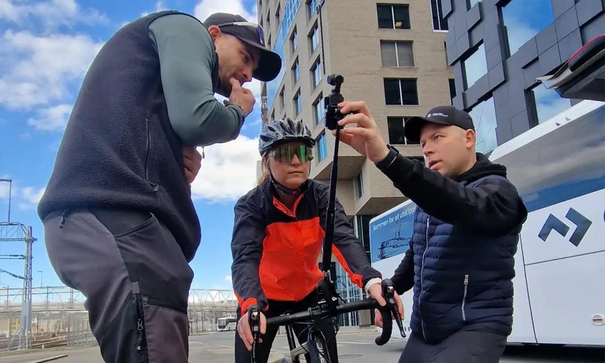 Filmteam filmer en syklist utendørs i et bystrøk