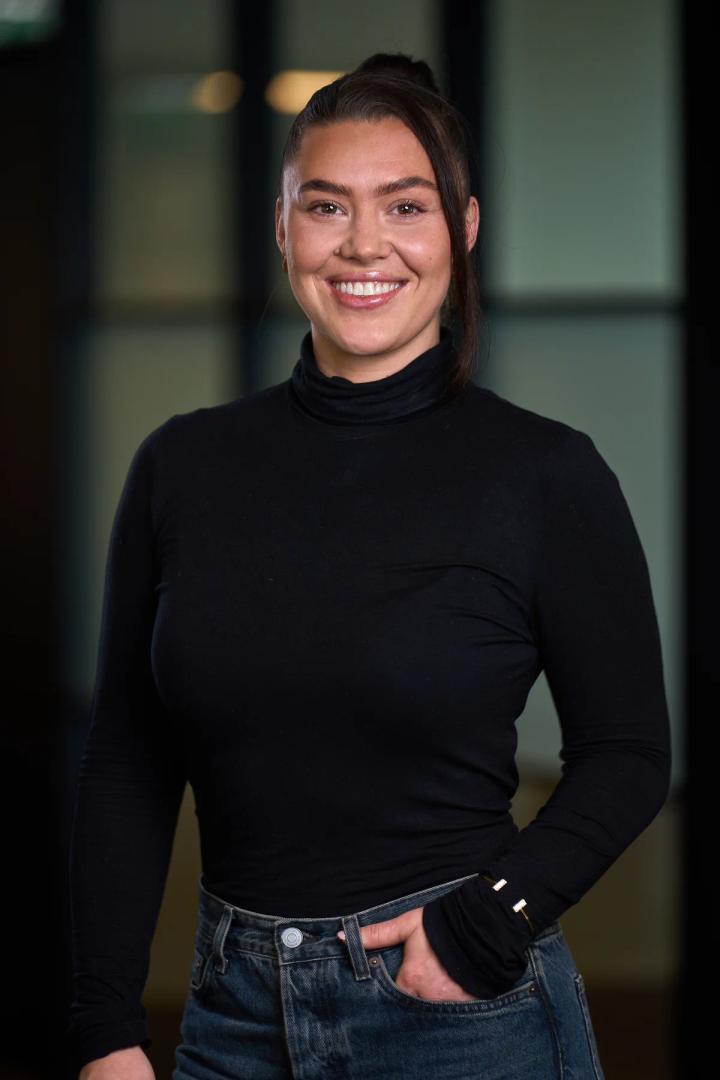 Portrett av Frida B. Johansen i svart høyhalset genser