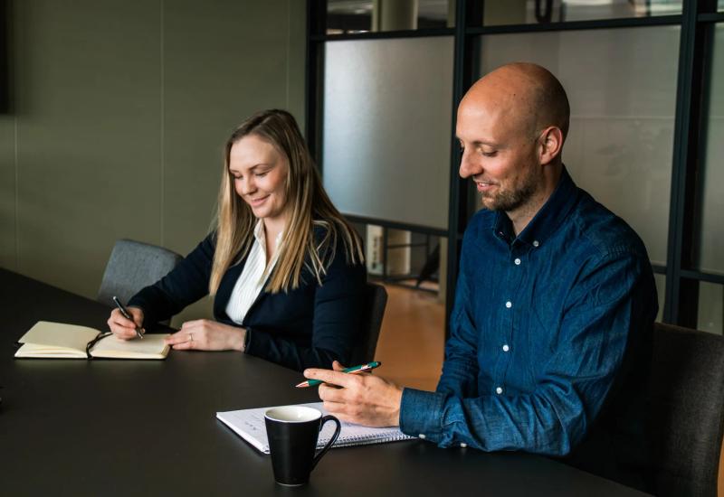 Medarbeider intervjues med mikrofon