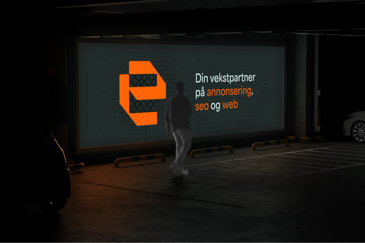 Evolve-reklame på en digital skjerm i et parkeringsanlegg